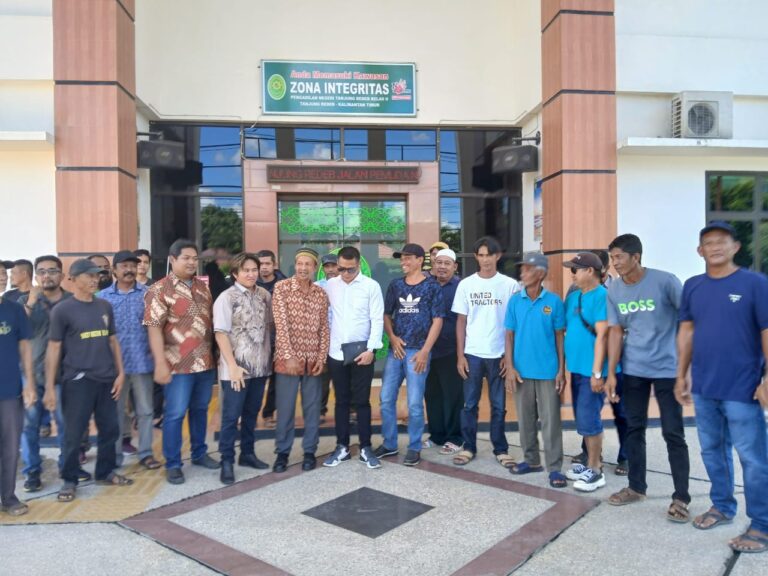 Sidang Sengketa Lahan Poktan UBM vs Berau Coal Berlanjut Kelompok Tani (Poktan) Usaha Mandiri Meraang (UBM) saat menghadiri sidang sengketa di Pengadilan Negeri (PN) Tanjung Redeb, Berau, Rabu (19/3/2025).