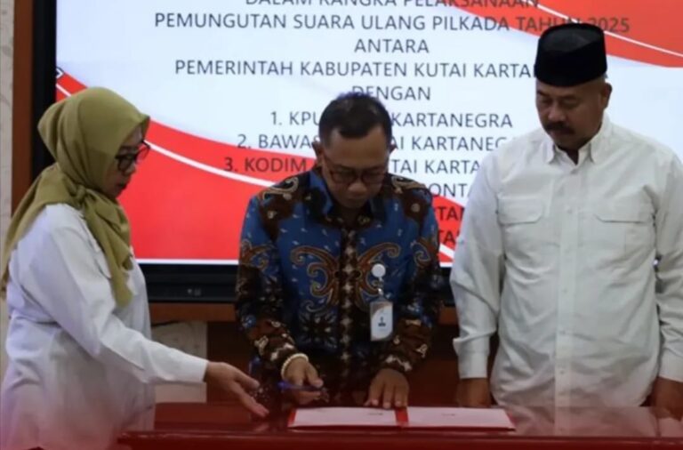 Pemkab Kukar Siapkan Anggaran Pilkada Ulang 2025 penandatanganan NPHD Pilkada Ulang Kukar 2025 di Ruang Eksekutif Kantor Bupati Kukar, Rabu (19/3/2025).