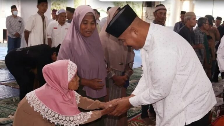 Ramadan Kukar: Edi Damansyah Serahkan Bantuan dan Perkuat Kebersamaan Umat Bupati Kutai Kartanegara (Kukar) Edi Damansyah