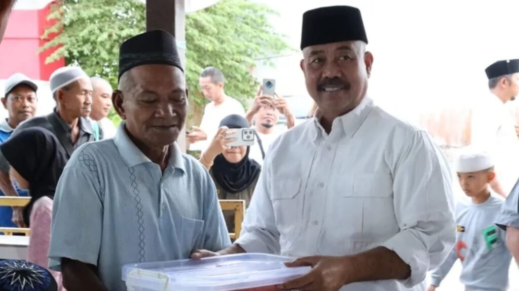 Bupati Kukar Serahkan Sembako dan Bantuan Masjid di Perjiwa Bupati Kukar Edi Damansyah
