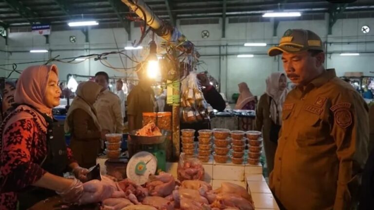 Pasokan Stabil, Sekda Kukar Sidak ke Pasar Mangkurawang Sekda Kukar Sungguno