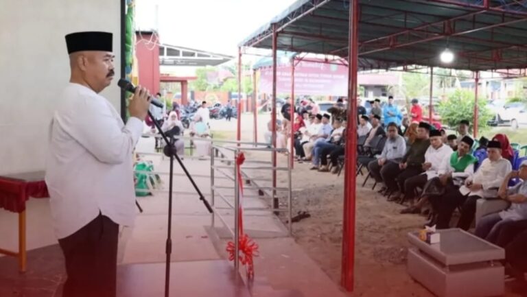 Bupati Kukar Resmikan Gedung BPU dan Serahkan Sembako di Desa Sepakat Edi Damansyah Bupati Kukar