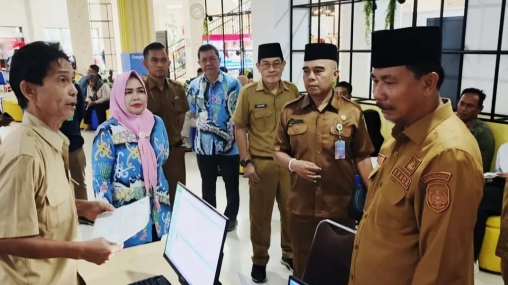 Hari Pertama Kerja, Sekda Kukar Sidak Layanan Publik Sekda Kukar Sunggono inspeksi mendadak ke Mall Pelayanan Publik (MPP) di Kompleks Perkantoran Bupati Kukar, Selasa (8/4/2025). (Foto: Prokompim Kukar)