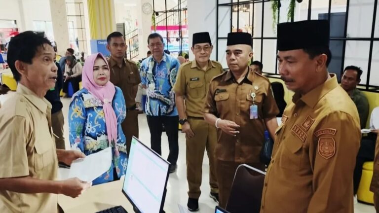 Hari Pertama Kerja, Sekda Kukar Sidak Layanan Publik Sekda Kukar Sunggono inspeksi mendadak ke Mall Pelayanan Publik (MPP) di Kompleks Perkantoran Bupati Kukar, Selasa (8/4/2025). (Foto: Prokompim Kukar)