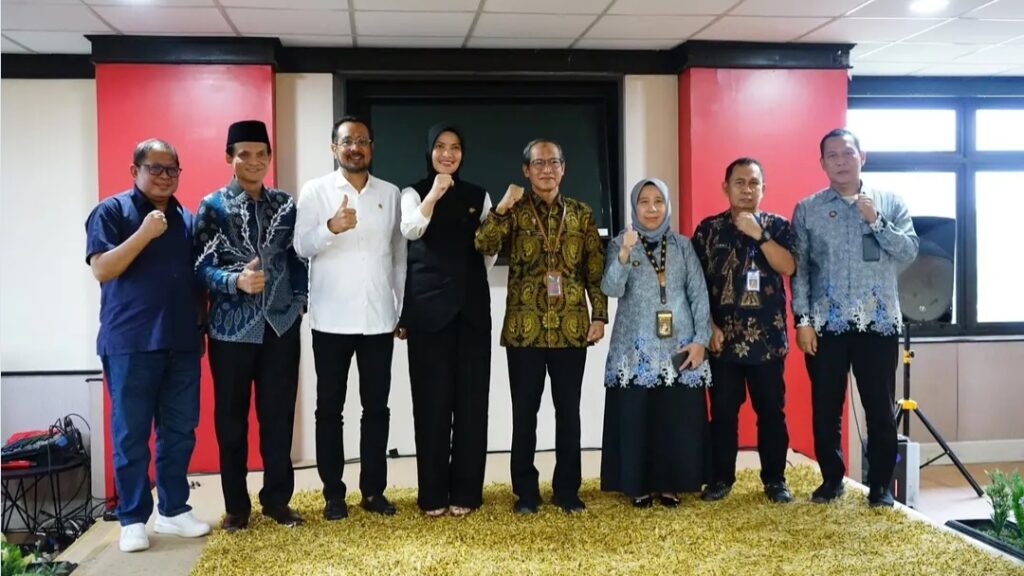 Helminizami Pamit, DPRD Kaltim Apresiasi 43 Tahun Pengabdiannya Suasananya silahturahmi purnabakti Kepala Pengadilan Tinggi Agama (KPTA) Provinsi Kalimantan Timur, Helminizami, dengan DPRD Kaltim di Gedung DPRD Kaltim, Jumat (25/4/2025).