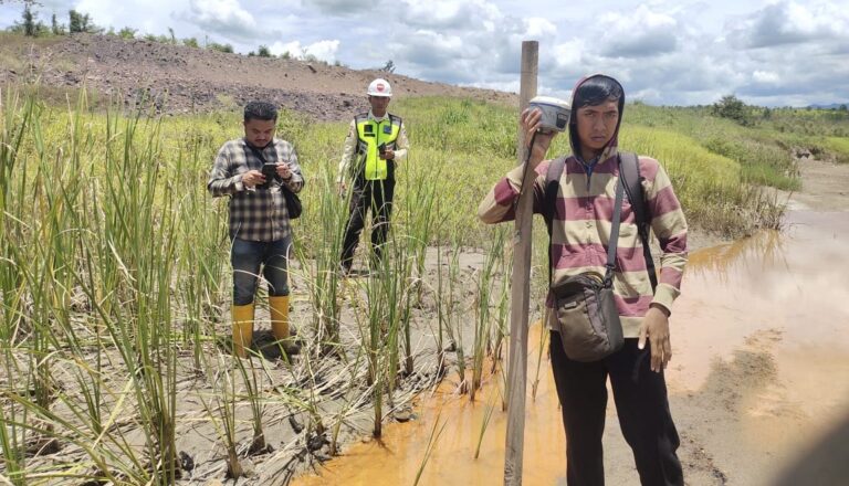 Hakim Cek Lokasi Tambang, Gugatan Poktan UBM Masuki Tahap Kritis Pemeriksaan setempat (PS) di lokasi pertambangan PT Berau Coal di Tumbit Melayu, Kecamatan Teluk Bayur, Kamis (10/4/2025)