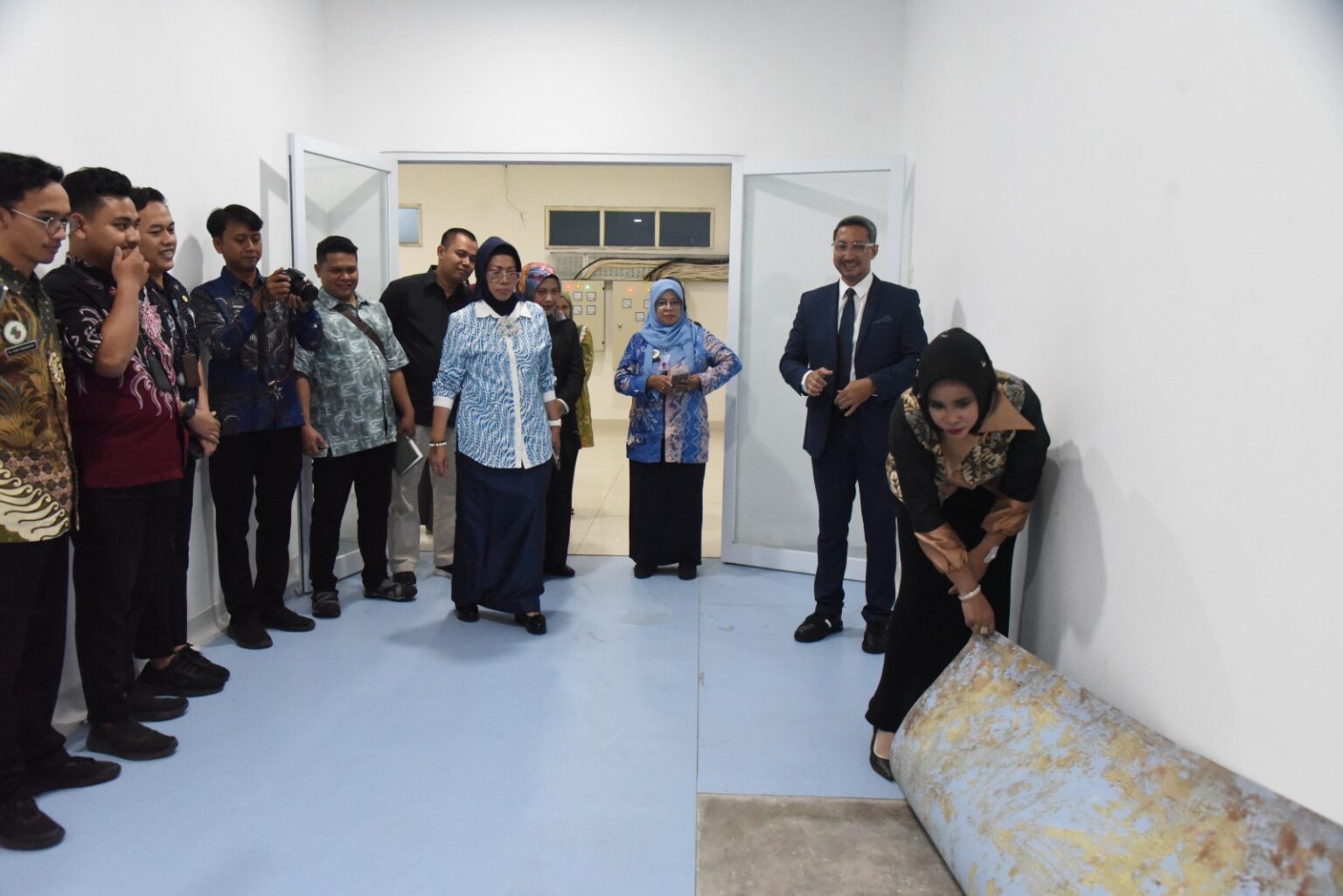 Wabup Sidoarjo Sidak RSUD Sibar, Soroti Kualitas Pembangunan IGD Wakil Bupati Sidoarjo, Hj. Mimik Idayana saat sidak di RSUD Sidoarjo Barat (Sibar) Krian, Jumat (25/4/2025)