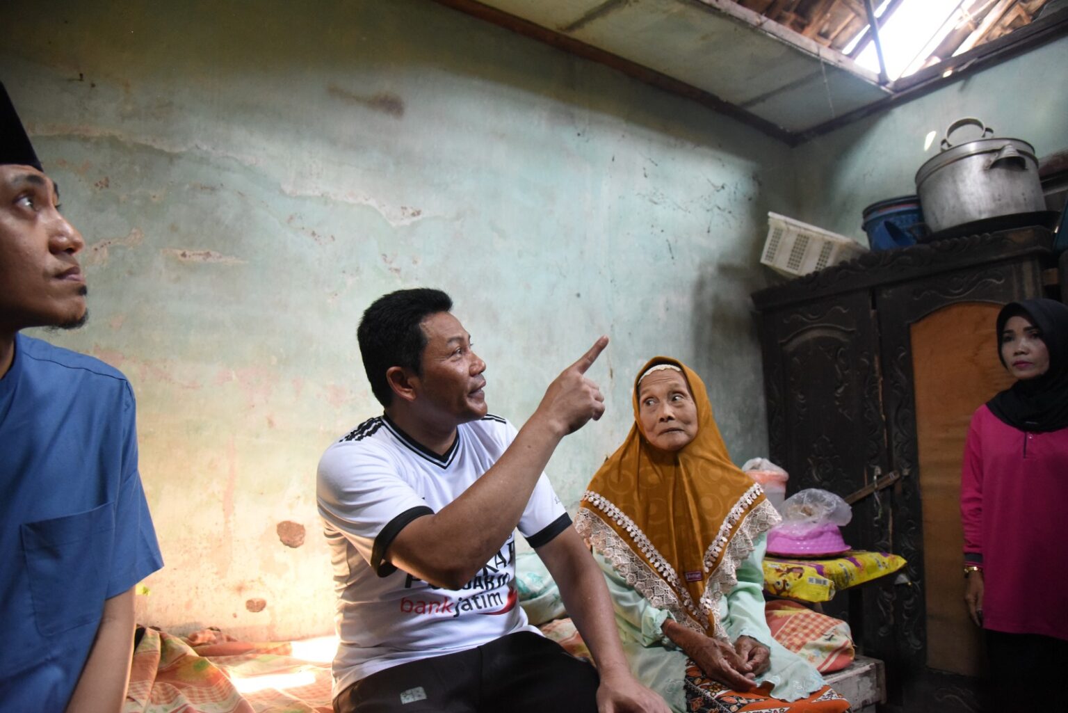 Bupati Sidoarjo Sidak Rumah Warga dan Evaluasi Bantuan Makanan Bupati Sidoarjo Sidak Rumah Warga dan Evaluasi Bantuan Makanan
