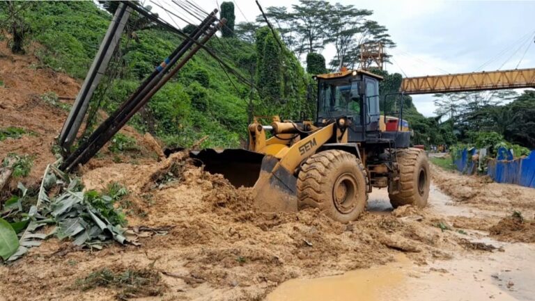 Longsor Timbun Jalan Utama, Warga Loa Janan Minta Solusi Nyata
