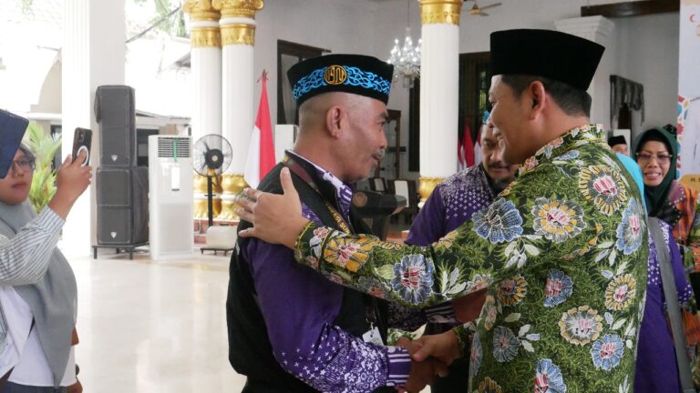 752 Jamaah Haji Sidoarjo Diberangkatkan Menuju Tanah Suci Bupati Sidoarjo H. Subandi saat memberangkatkan jama'ah haji di Pendopo Delta Wibawa, Minggu (18/5/2025)
