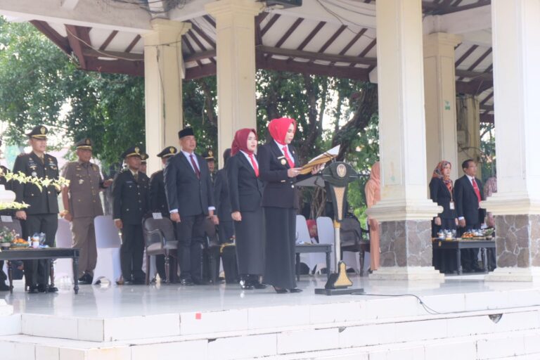 Wabup Sidoarjo: Mari Bangkit Wujudkan Indonesia Kuat Wakil Bupati Sidoarjo Mimik Idayana memimpin upacara peringatan Hari Kebangkitan Nasional (Harkitnas) ke-117 di Alun-Alun Sidoarjo, Selasa (20/5/2025).