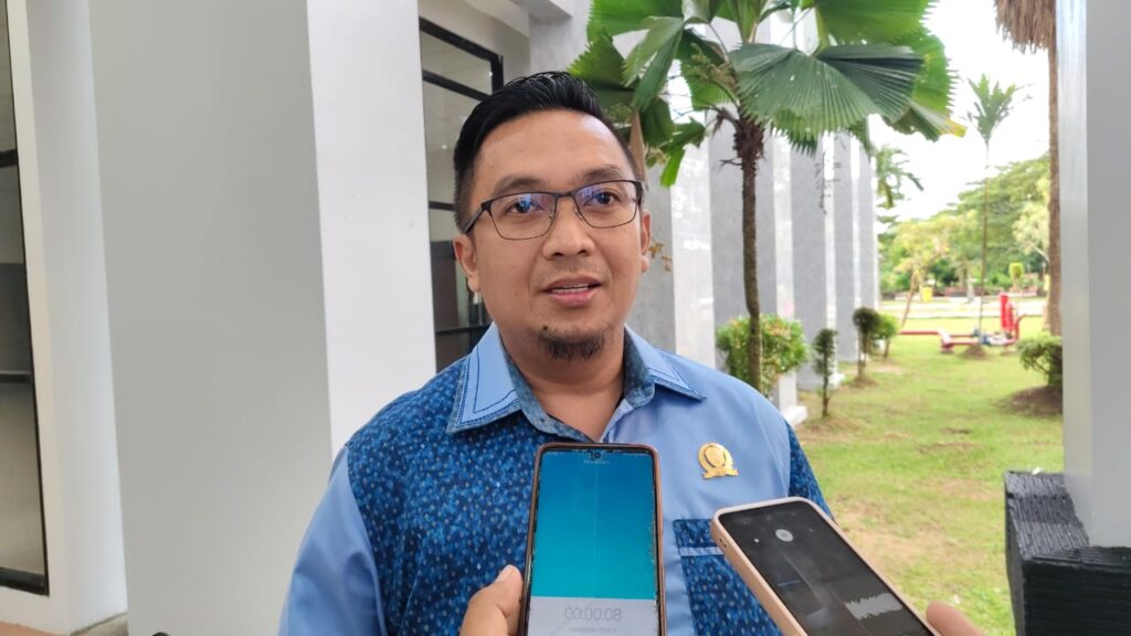 Efisiensi Anggaran Pusat Tekan Okupansi Hotel Kaltim Sekretaris Komisi II DPRD Kaltim, Nurhadi Saputra saat diwawancarai di Gedung E DPRD Kaltim, Senin (28/4/2025). (Lut/Javasia)