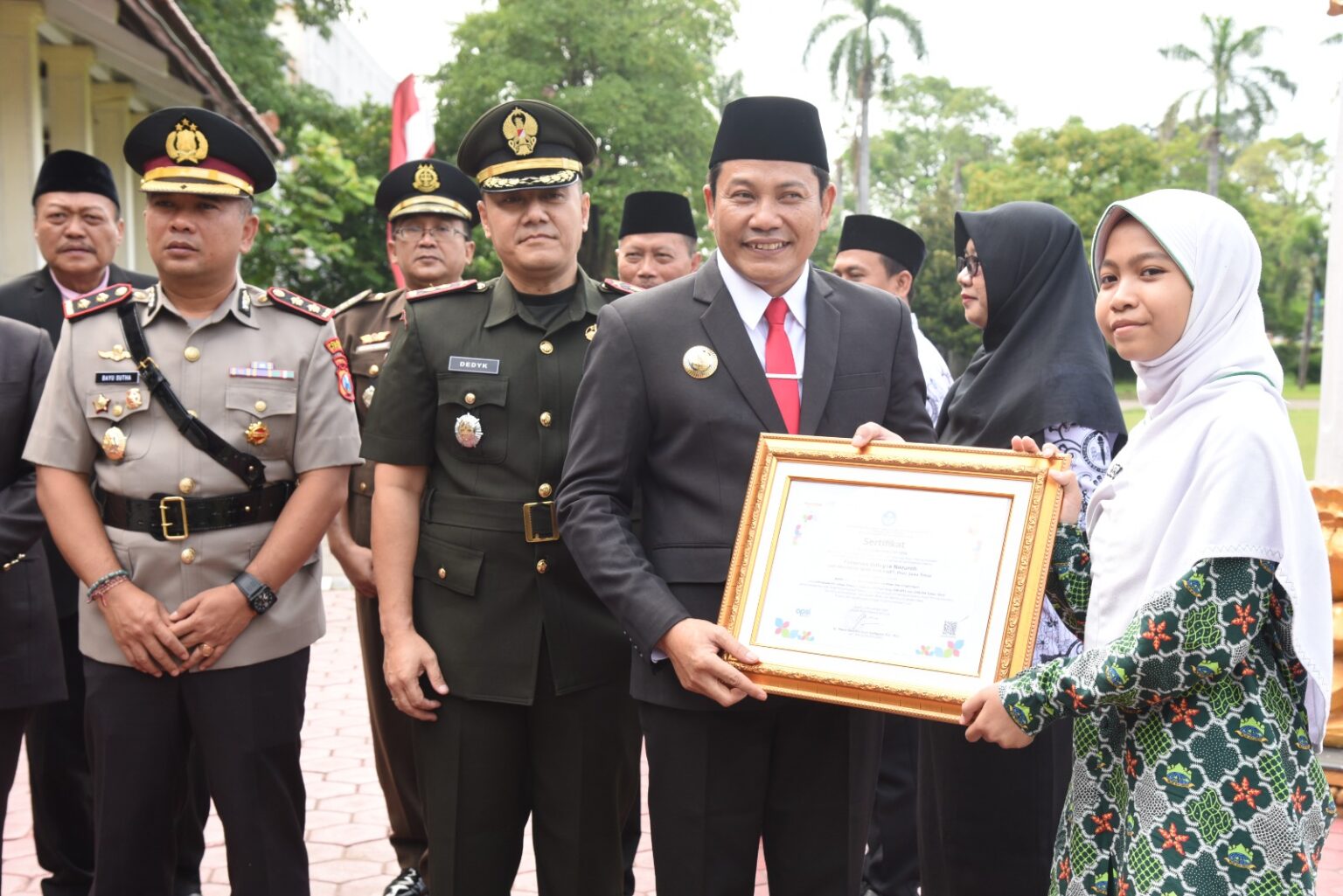 Bupati Sidoarjo Apresiasi Guru dan Siswa Berprestasi di Hardiknas Subandi, Bupati Sidoarjo