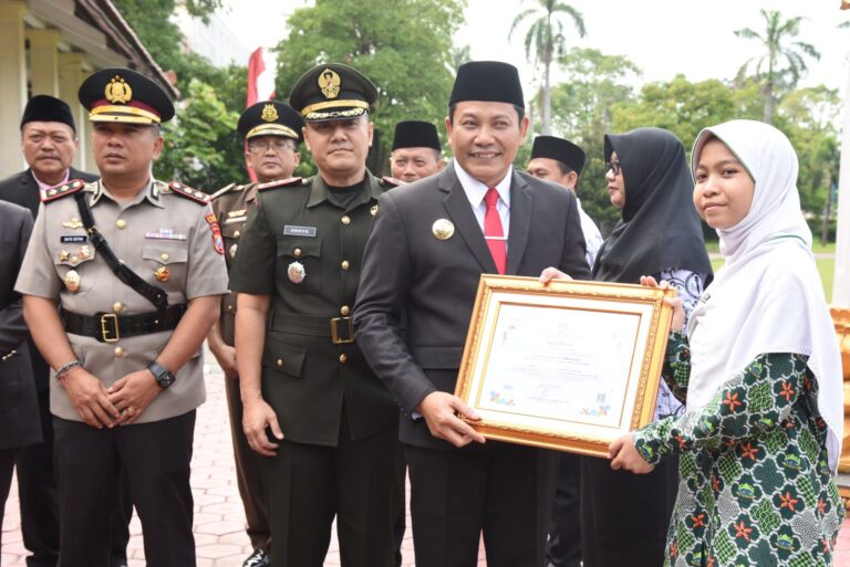 Bupati Sidoarjo Apresiasi Guru dan Siswa Berprestasi di Hardiknas Subandi, Bupati Sidoarjo