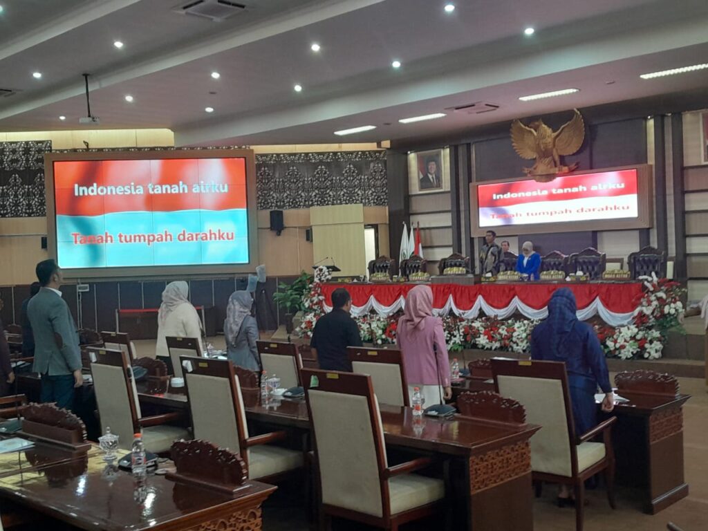 Fraksi Golkar Kukar Dukung Pembentukan 7 Desa Baru, Johansyah: Langkah Strategis Wujudkan Pemerataan Layanan Publik Fraksi Partai Golkar Kutai Kartanegara mendukung sepenuhnya pembentukan 7 desa baru sebagai langkah strategis meningkatkan kesejahteraan masyarakat di ruang rapat Paripurna, Senin (16/6/2025)