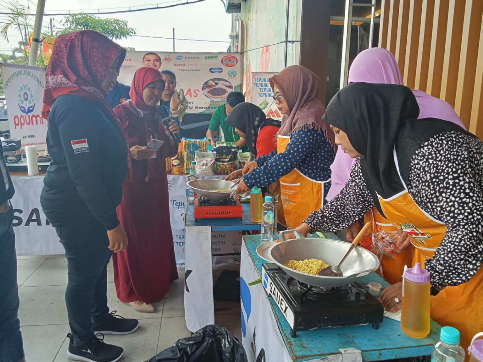MKM Bersatu Jawa Timur menggelar cooking class dan lomba memasak mie terbang di halaman Jos Gandos Ketintang, Surabaya, Rabu (18/6/2025)
