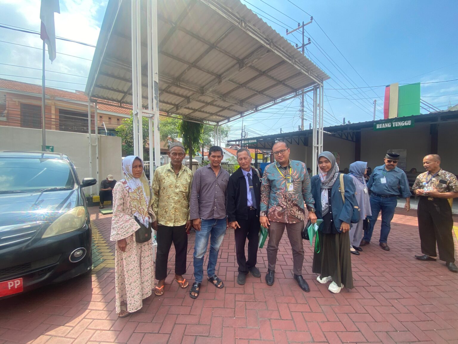 Kuasa hukum ahli waris, Radian Pranata Dwi Permana tengah, mendampingi klien usai sidang isbat waris di Pengadilan Agama Sidoarjo,Selasa (24/6/2025)