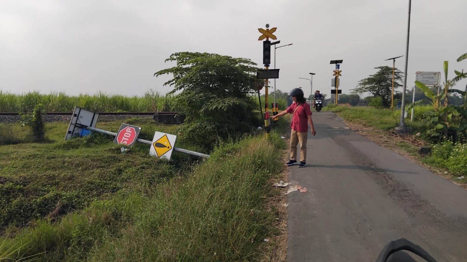 Rambu Rel Kereta di Tulangan Roboh, Warga Desak Perbaikan Segera Tiang rambu lalu lintas di dekat perlintasan kereta api pada jalan penghubung Kajeksan–Kepunten, Kecamatan Tulangan, tampak roboh dan terbengkalai