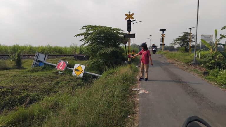 Rambu Rel Kereta di Tulangan Roboh, Warga Desak Perbaikan Segera Tiang rambu lalu lintas di dekat perlintasan kereta api pada jalan penghubung Kajeksan–Kepunten, Kecamatan Tulangan, tampak roboh dan terbengkalai