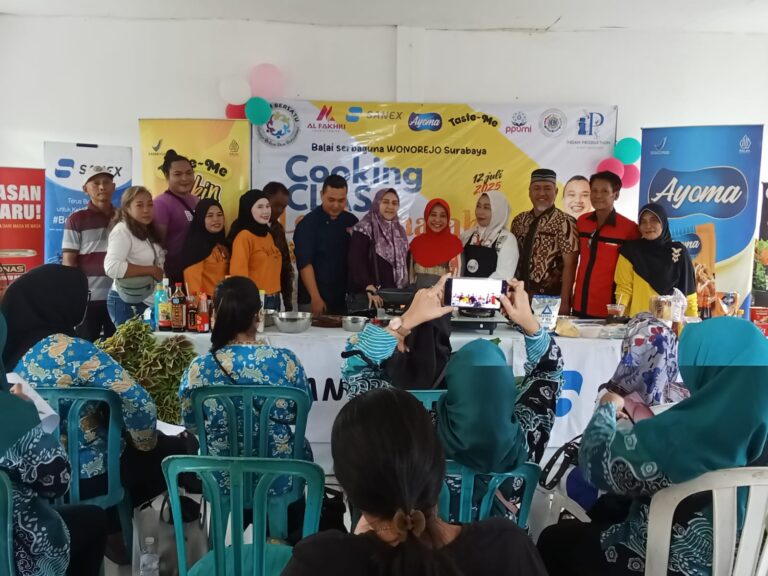 Cooking Class, UMKM Bersatu Jawa Timur Berdayakan Masyarakat Sosial Ekonomi. Suasana Cooking Clas lomba memasak mie, yang di gelar bersama UMKM Bersatu Jawa Timur,Kelurahan Wonorejo, Kecamatan Tegalsari, Surabaya,Sabtu siang (12/7/2025).