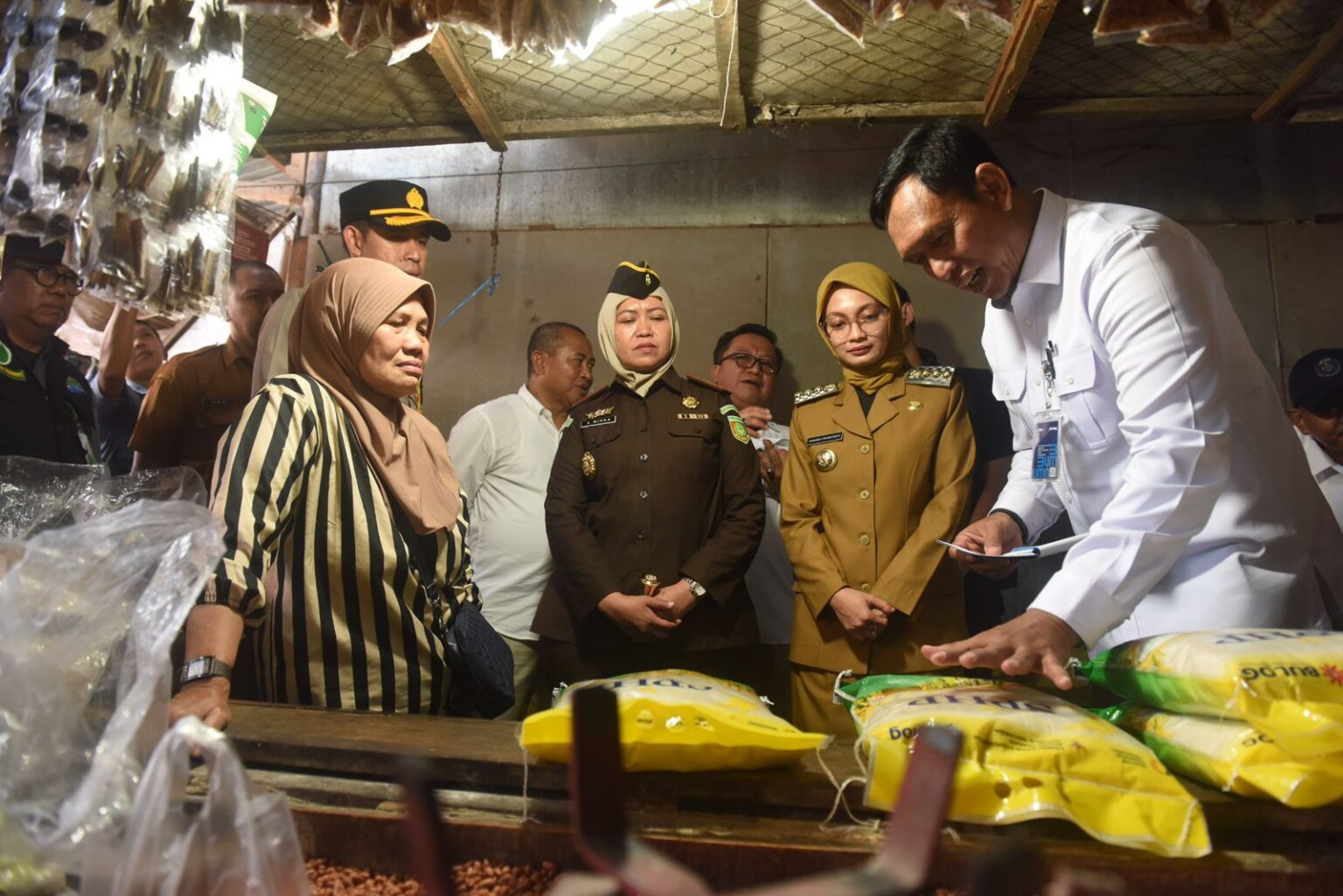 Mbak Wali dan Dirut Bulog Sidak SPHP di Pasar Setono Betek Vinanda Prameswati, Wali Kota Kediri,