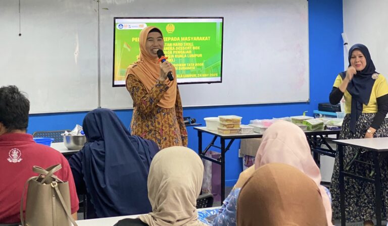 Pengabdian Kepada Masyarakat Internasional: Pelatihan Pembuatan Aneka Dessert Box di Sekolah Indonesia Kuala Lumpur