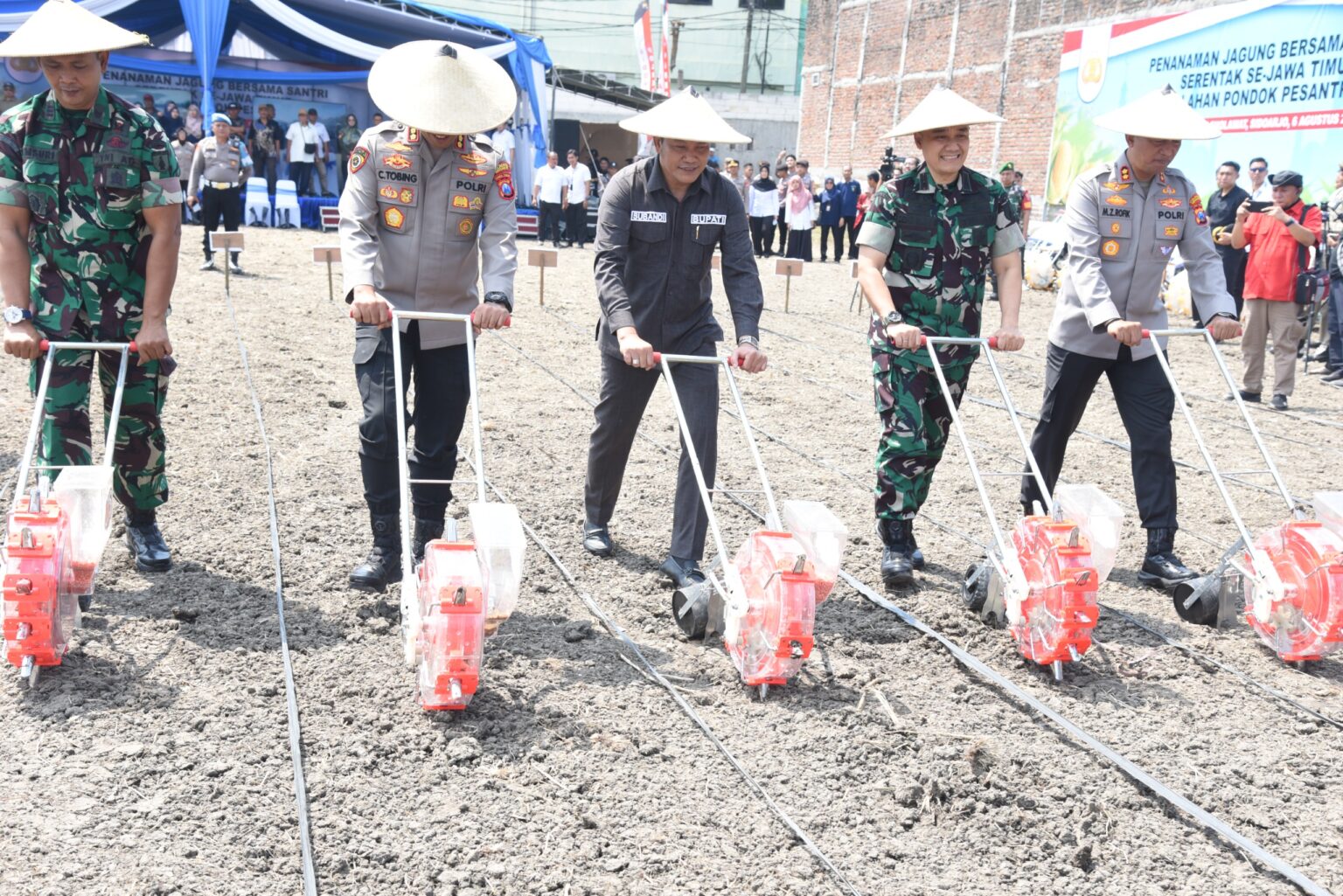 Santri Menanam, Sidoarjo Menuai Harapan Swasembada Pangan 2025 Bupati Sidoarjo Subandi bersama Kapolresta Sidoarjo Kombes Pol. Christian Tobing, memimpin kegiatan penanaman jagung hybrida bersama santri serentak se-Jawa Timur di lahan milik Pondok Pesantren Bumi Sholawat, Rabu (6/8/2025)