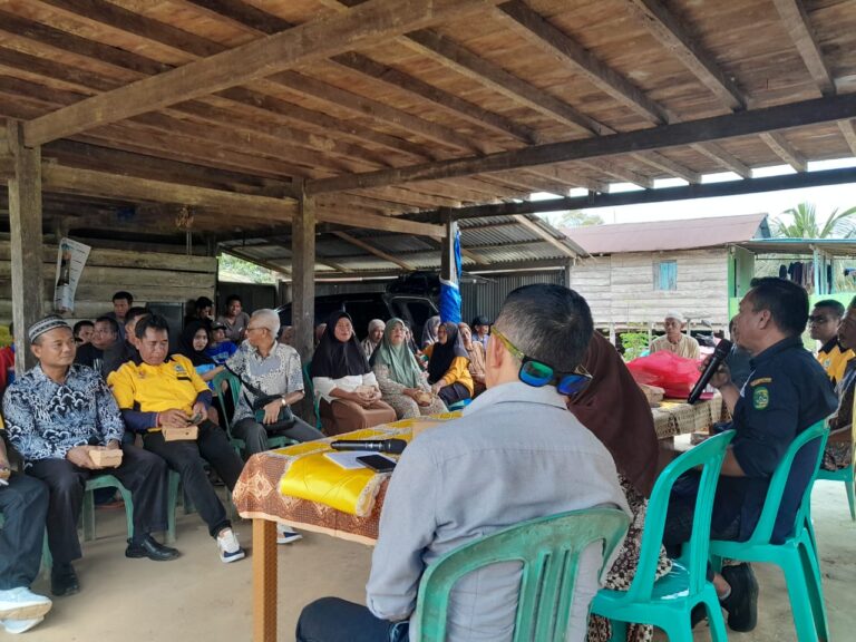 Johansyah Serap Aspirasi Warga RT 08 Bukit Merdeka di Kolong Rumah