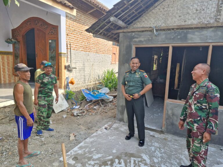 Dandim Mojokerto Tinjau Rutilahu, Senyum Mbah Riadi Jadi Penyemangat Dandim 0815/Mojokerto Letkol Inf Rully Noriza,