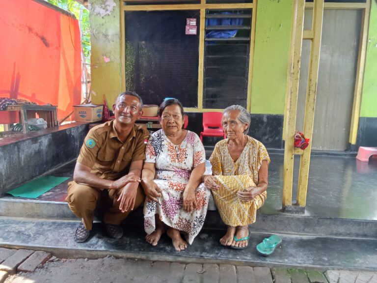Sepuluh Tahun Terlupakan, Dua Janda Lansia Tak Pernah Terima Bansos Dua janda lansia saat didampingi Kepala Desa Tlasih, Senin (25/8/25).
