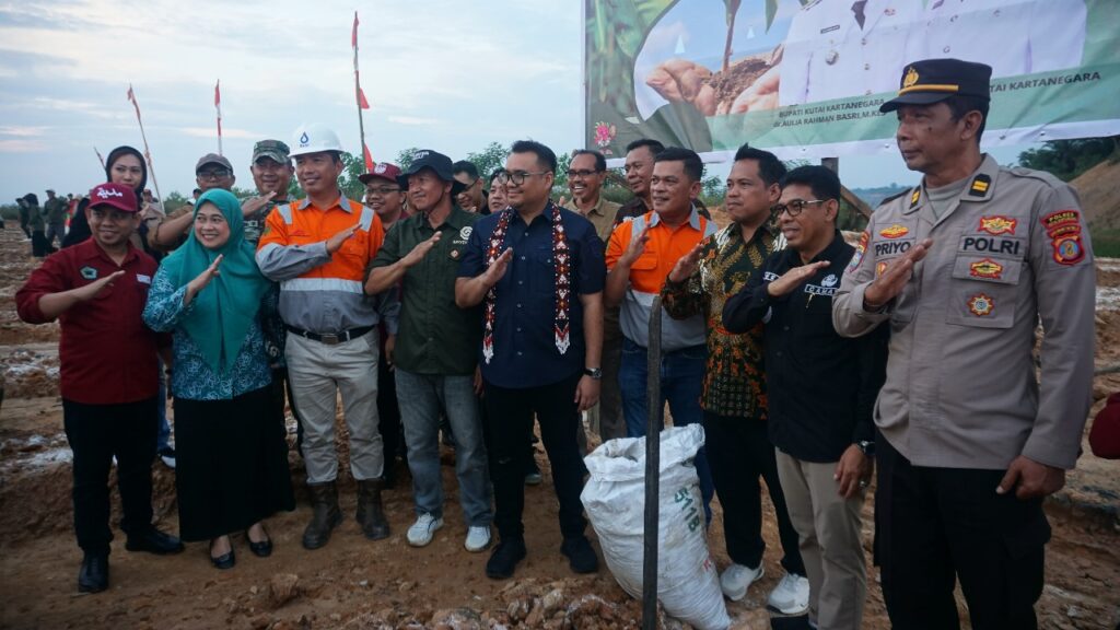 Bupati Kukar Aulia Tanam Jagung, Bangun Ekonomi Baru Desa Batuah