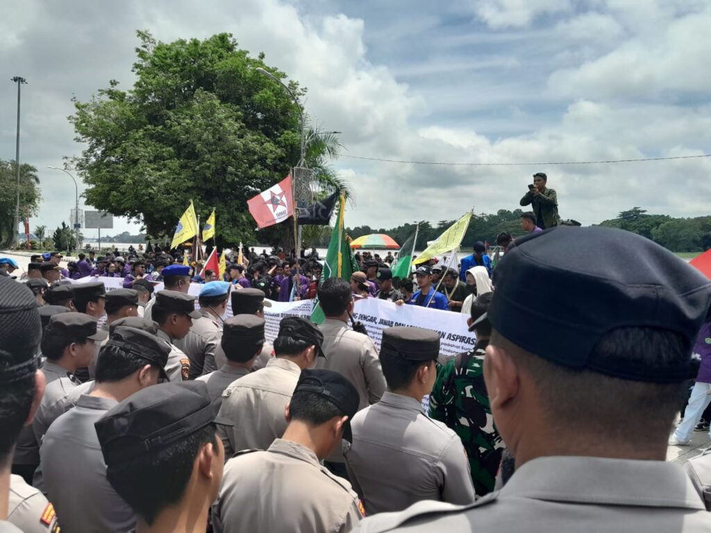 Aksi Damai Mahasiswa Kukar Disambut Ketua DPRD
