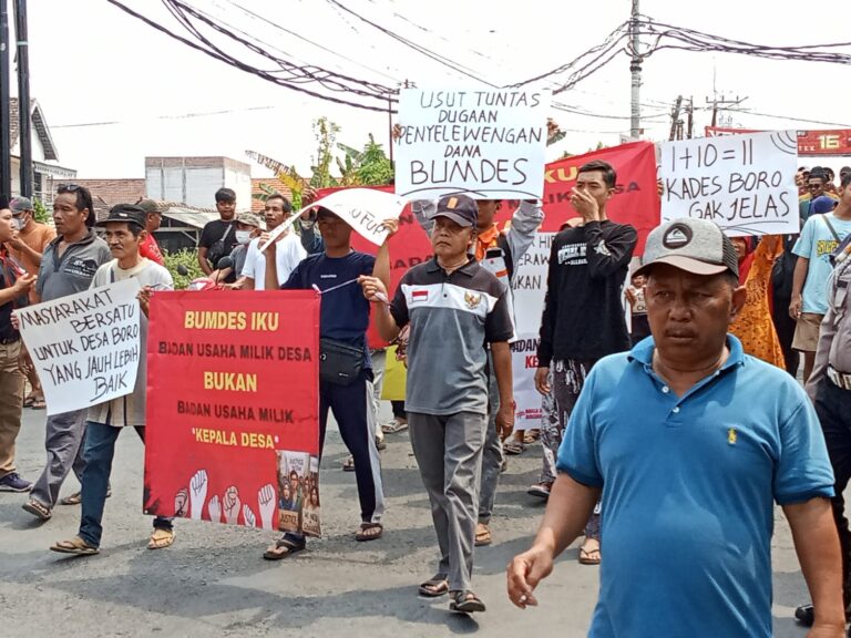 Diduga Tak Transparan, Warga di Sidoarjo Demo Kadesnya Keterangan foto: Suasana aksi ratusan warga desa Boro, Kecamatan Tanggulangin Sidoarjo demo Kades terkait pengelolaan dana desa,Selasa (16/9/2025).