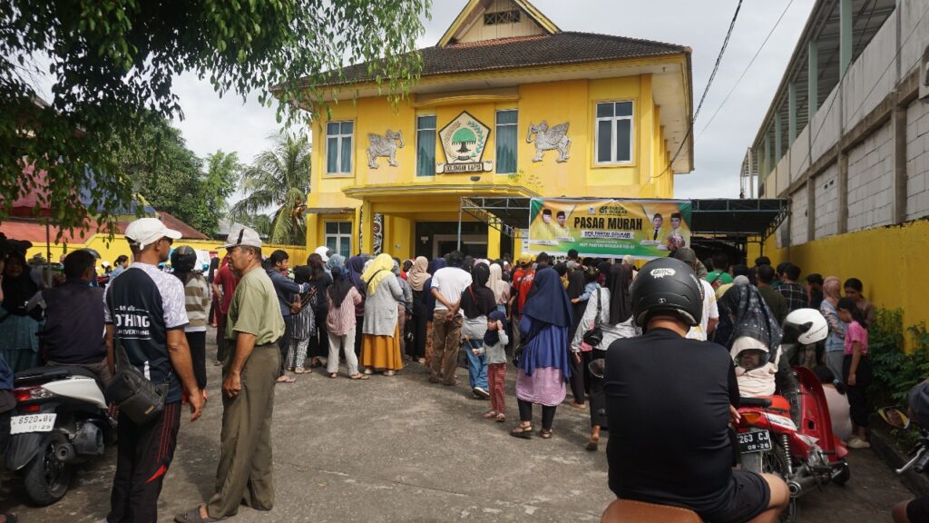 Ratusan Warga Serbu Pasar Murah Golkar Kukar di Tenggarong