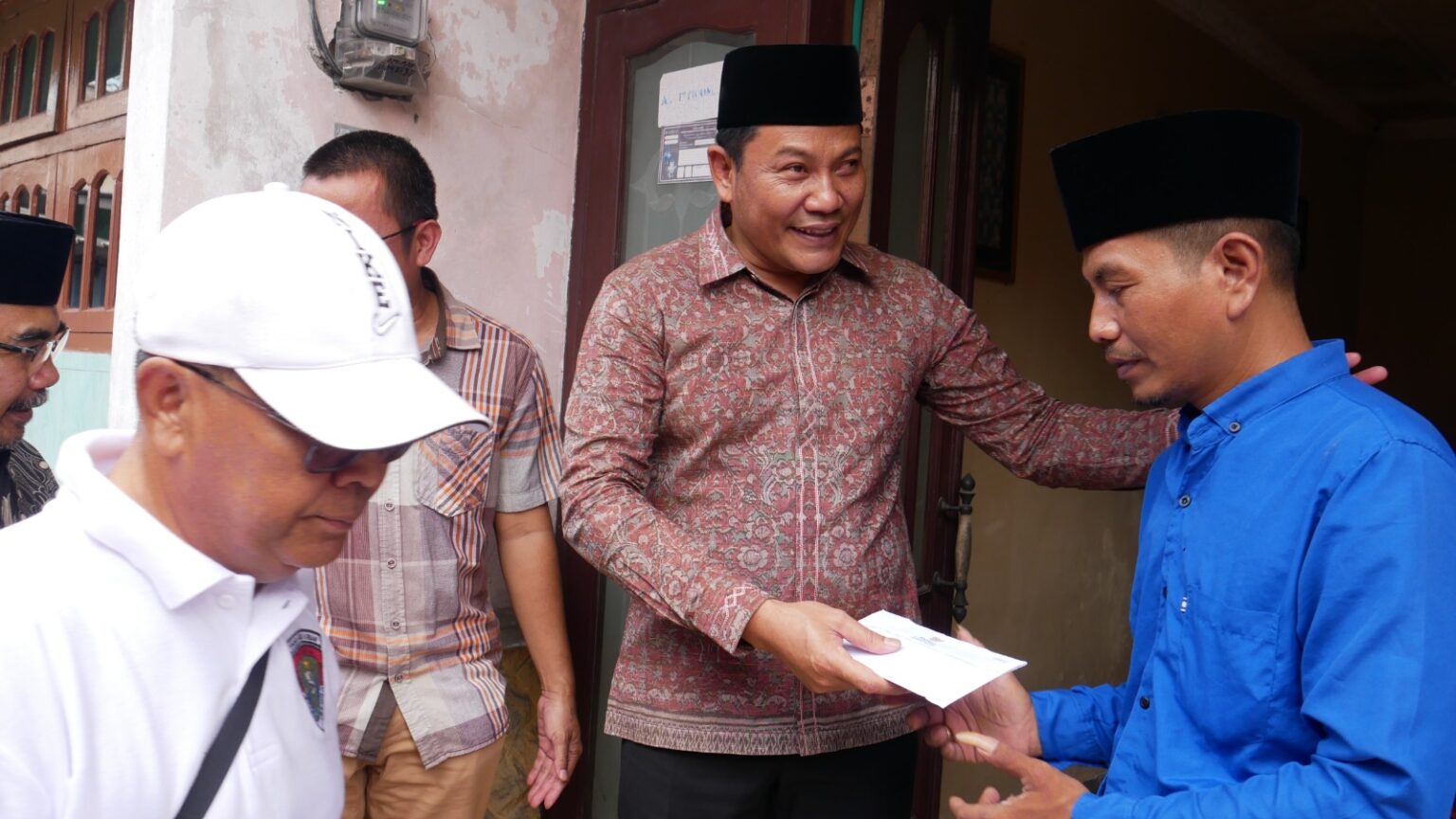 Bupati Subandi Serahkan Santunan Rp10 Juta untuk Korban Tragedi Ponpes Al Khoziny