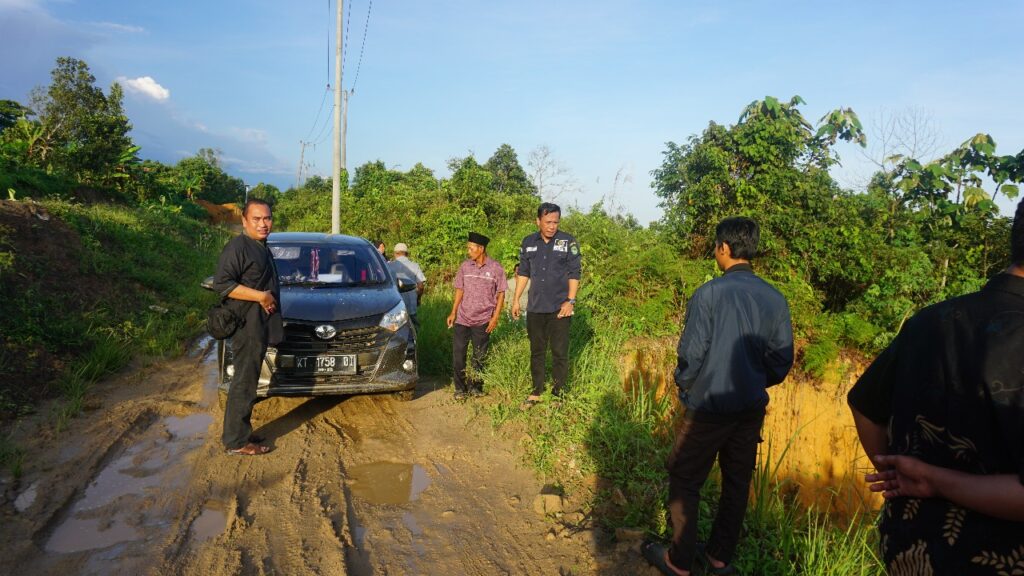 Serap Aspirasi Warga, Anggota DPRD Johansyah Tinjau Jalan Longsor di Desa Tani Bhakti Johansyah, anggota DPRD Kutai Kartanegara, saat meninjau jalan di Desa Tani Bhakti