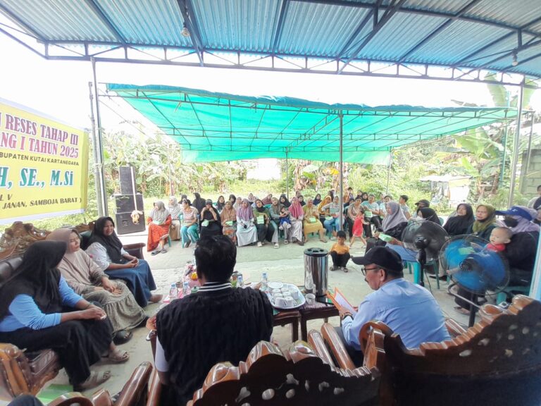 Johansyah Tampung Aspirasi Warga Loa Duri Ilir Anggota DPRD Kutai Kartanegara, Johansyah saat menggelar agenda reses tahap III masa sidang I tahun 2025 di RT 26, Jalan Datar Asam, Desa Loa Duri Ilir, Kamis (6/11/2025)