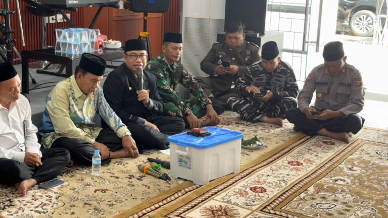 Khataman Qur’an DPPKB Kutim Teguhkan Komitmen Tekan Stunting Kepala DPPKB Kutim, Achmad Junaidi saat memeberikan sambutan di Khatamul Qur'an Cap Jempol Stop Stunting Kutim 2025.