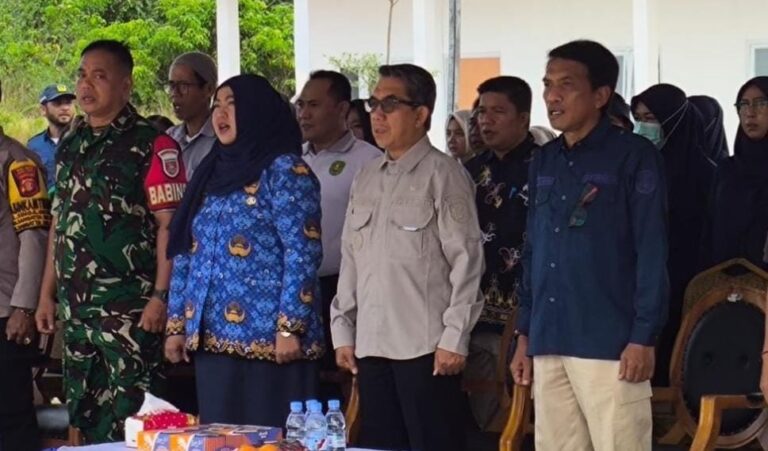 TPU Sangatta Indah Hadir, Warga Tak Lagi Resah Soal Makam Kepala Disperkim Kutim, Ahmad Iip Makruf mendampingi Bupati Kutai Timur H Ardiansyah Sulaiman saat meresmikan aman Pemakaman Umum (TPU) Sangatta Indah di kawasan simpang Ring Road, Jalan Santai, Sangatta Selatan (Foto: Humas Perkim)