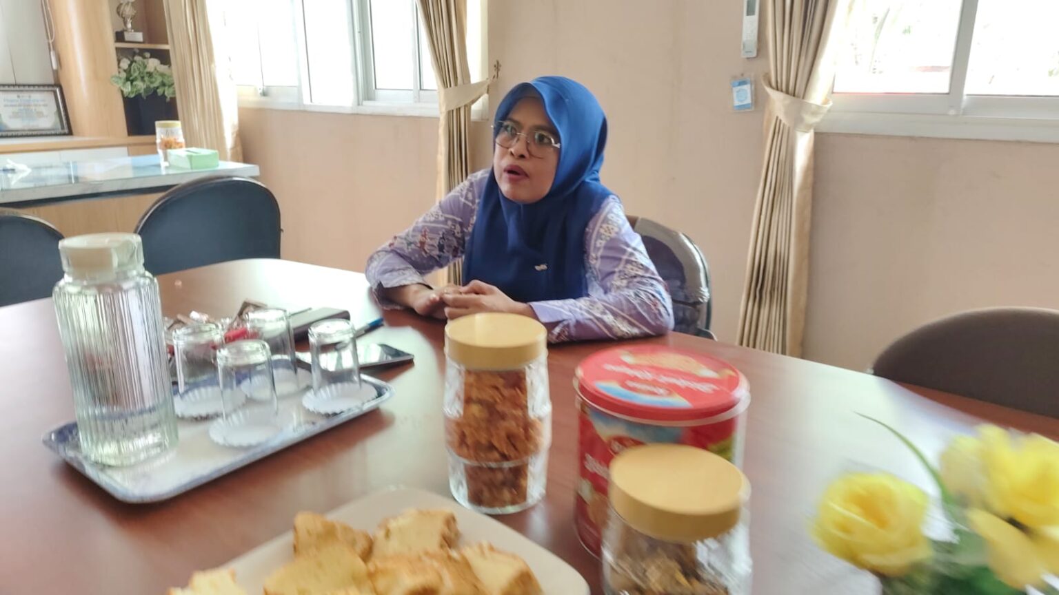 Kecamatan Sangatta Utara Stop Air Kemasan Plastik Camat Sangatta Utara, Hasdiah Dohi, dalam wawancara pada Jumat (21/11/2025)