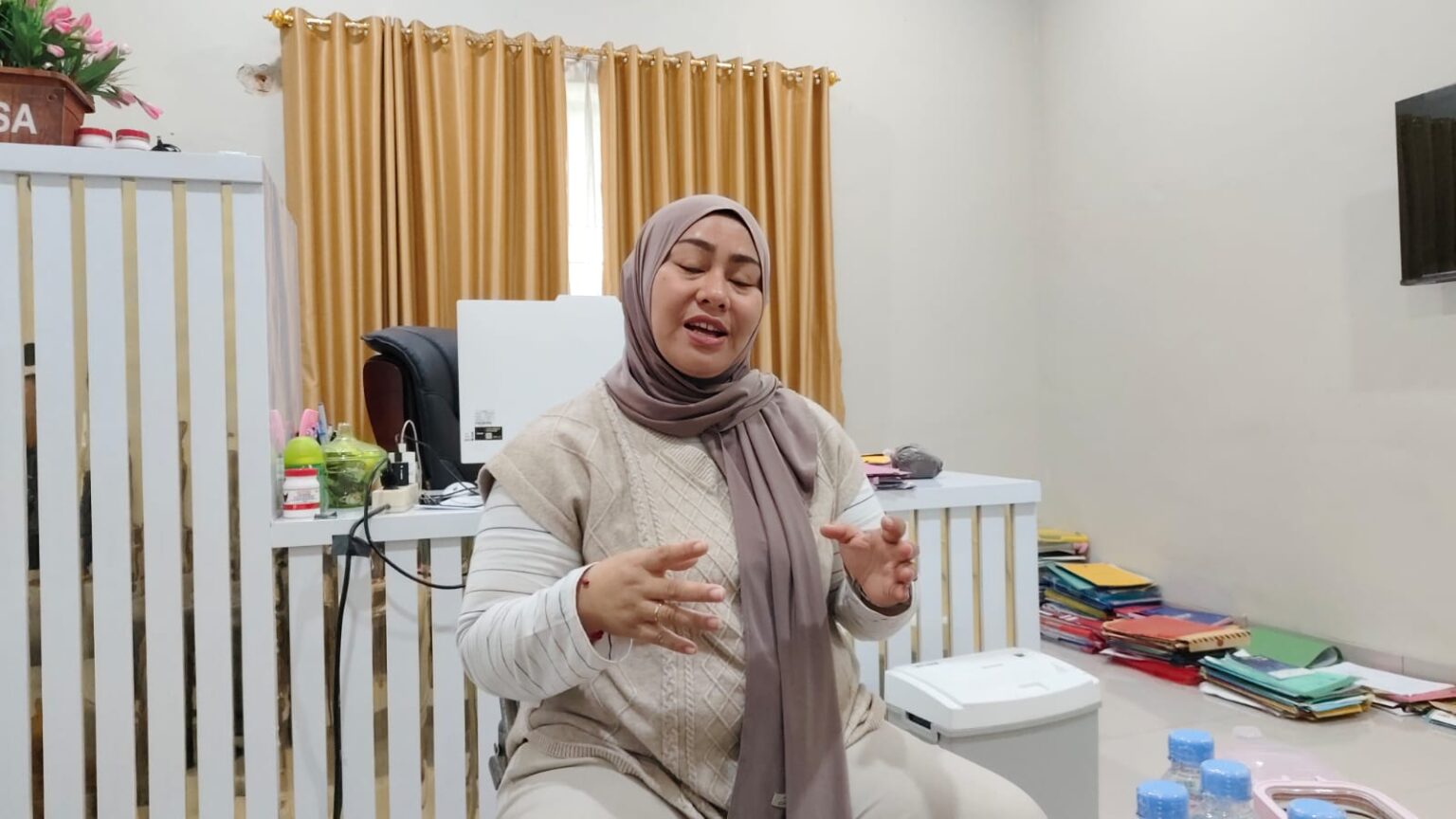 Singa Gembara Dorong UMKM Kue Tradisional Jadi Andalan Ekonomi Kepala Desa Singa Gembara, Hamriani Kassa