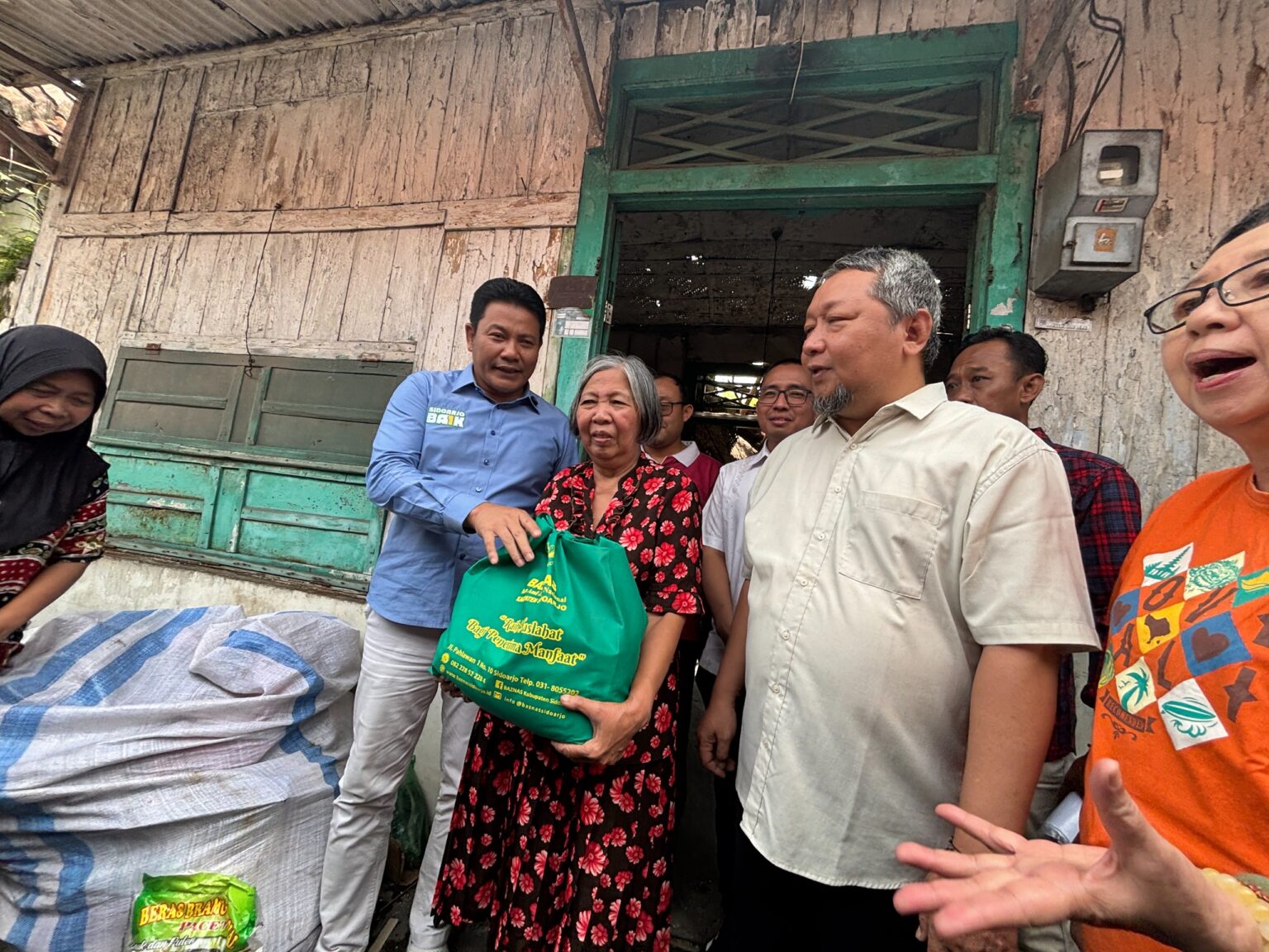 Rumah Memprihatinkan,Pemkab Sidoarjo Perbaiki Empat Rumah Tidak Layak Huni di Tiga Kecamatan Keterangan foto: Bupati Sidoarjo Subandi saat melakukan sidak RTLH di tiga kecamatan.