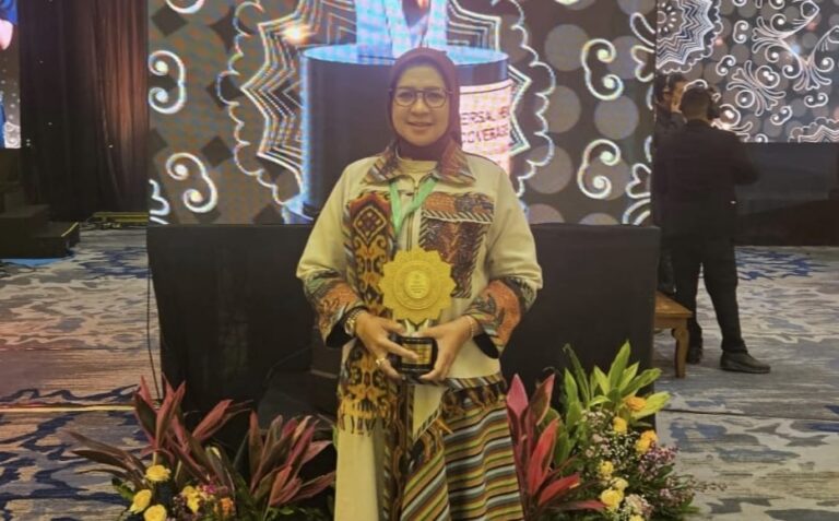 Raih UHC Award 2026, Kado Manis Harjasda Sidoarjo ke-167 “Munaqib : Cukup Menunjukkan NIK atau KIS Saat Berobat. Ainun Amalia mewakili Bupati Sidoarjo menerima penghargaan UHC Award 2026 di Jakarta.