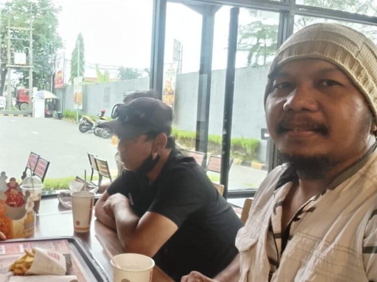 Keterangan foto: A. Arif A. Hamid kakak kandung terpidana Agung Wibowo penutup kepala berjenggot saat ditemui awak media, Kamis (12/2/2026)(foto: Dini).