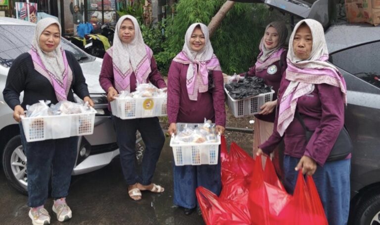 UMKM Bersatu Jatim Bagikan 500 Paket Berbuka di Surabaya