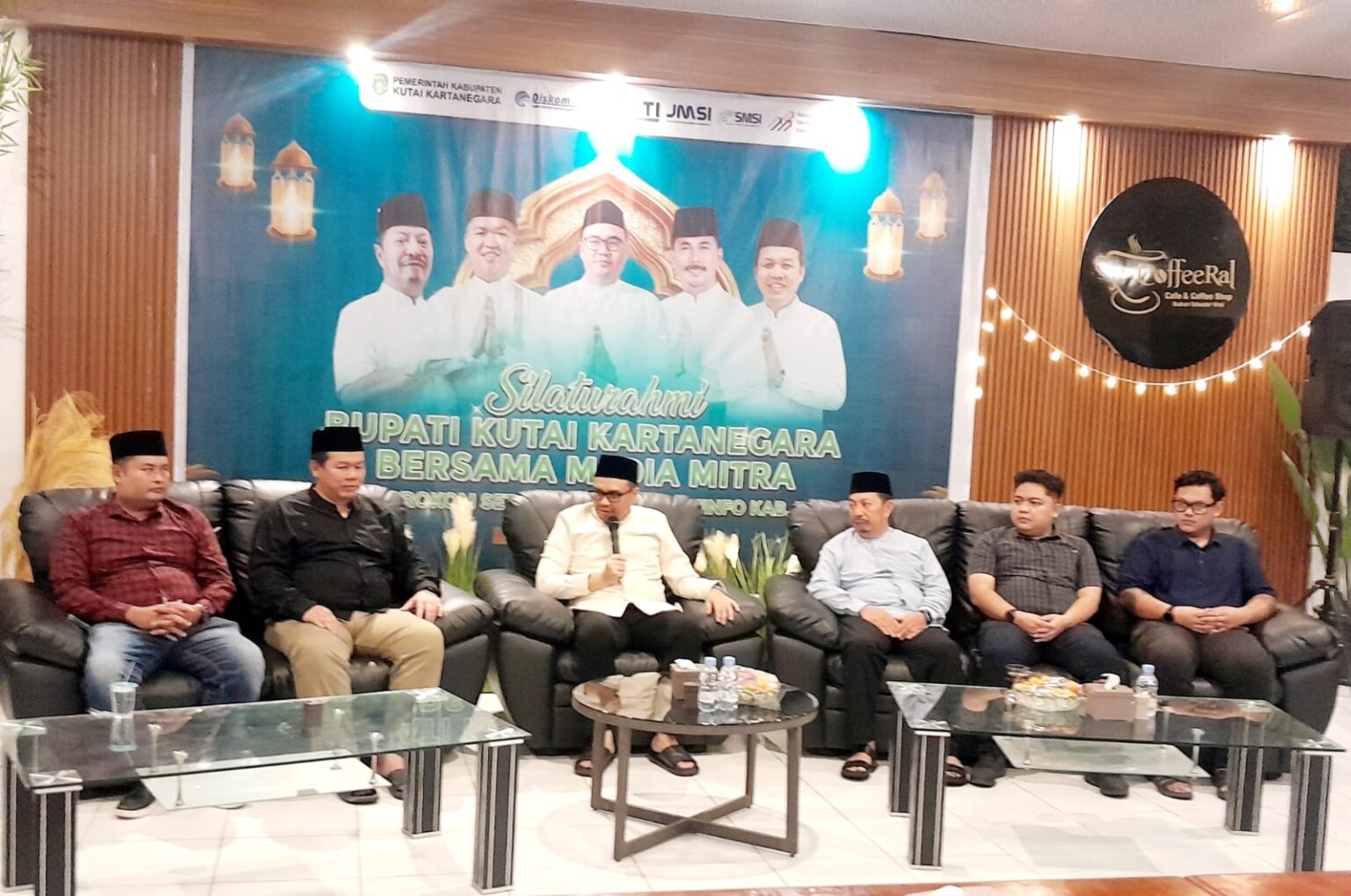 Bupati Kukar Perkuat Kemitraan dengan Insan Media Bupati Kukar Aulia Rahman Basri menggelar buka puasa bersama media untuk mempererat silaturahmi dan sinergi informasi publik.
