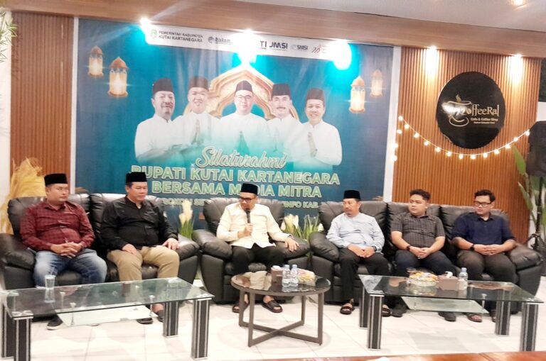 Bupati Kukar Aulia Rahman Basri menggelar buka puasa bersama media untuk mempererat silaturahmi dan sinergi informasi publik.