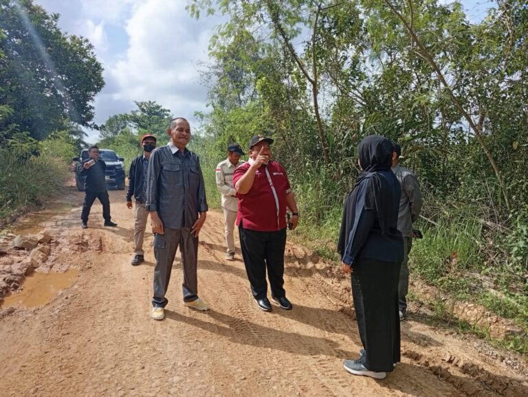 Wakil Rakyat Dapil II Sidak Jalan Rusak di Muara Kaman, Infrastruktur Belum Merata Jadi Sorotan
