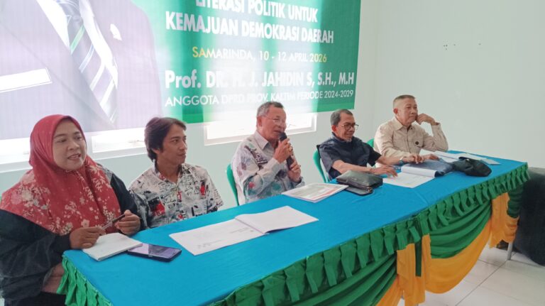 Lewat PDD ke-3, Jahidin Dorong Partisipasi Aktif Warga dalam Demokrasi Anggota DPRD Kalimantan Timur, Prof. Dr. H. J. Jahidin (tengah) dalam acara Penguatan Demokrasi Daerah (PDD) ke-3 di Kelurahan Mugirejo, Kecamatan Sungai Pinang, Samarinda, Jumat (10/4/2026)