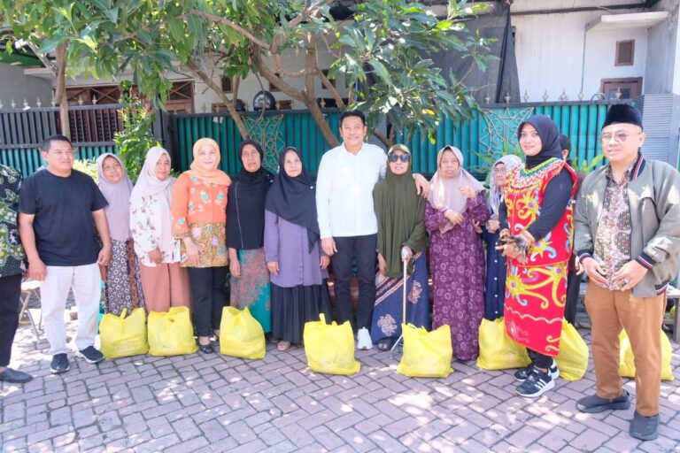 Kunjungi Warga Sukodono, Bupati Subandi Pastikan Anak Disabilitas Dapat Pendampingan dan Kontrol Rutin Bupati Sidoarjo Subandi menyerahkan bantuan kursi roda kepada warga di Kecamatan Sukodono, Sabtu (25/4/2026)(foto: Dian)